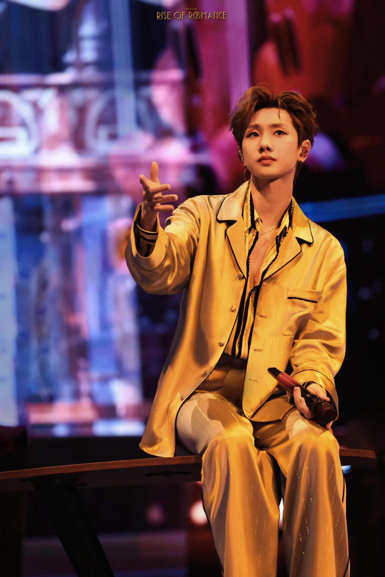 汪苏泷被男粉喊老公的反应 汪苏泷：每天醒来都是灵魂三连问。男粉：你是我老公！汪苏