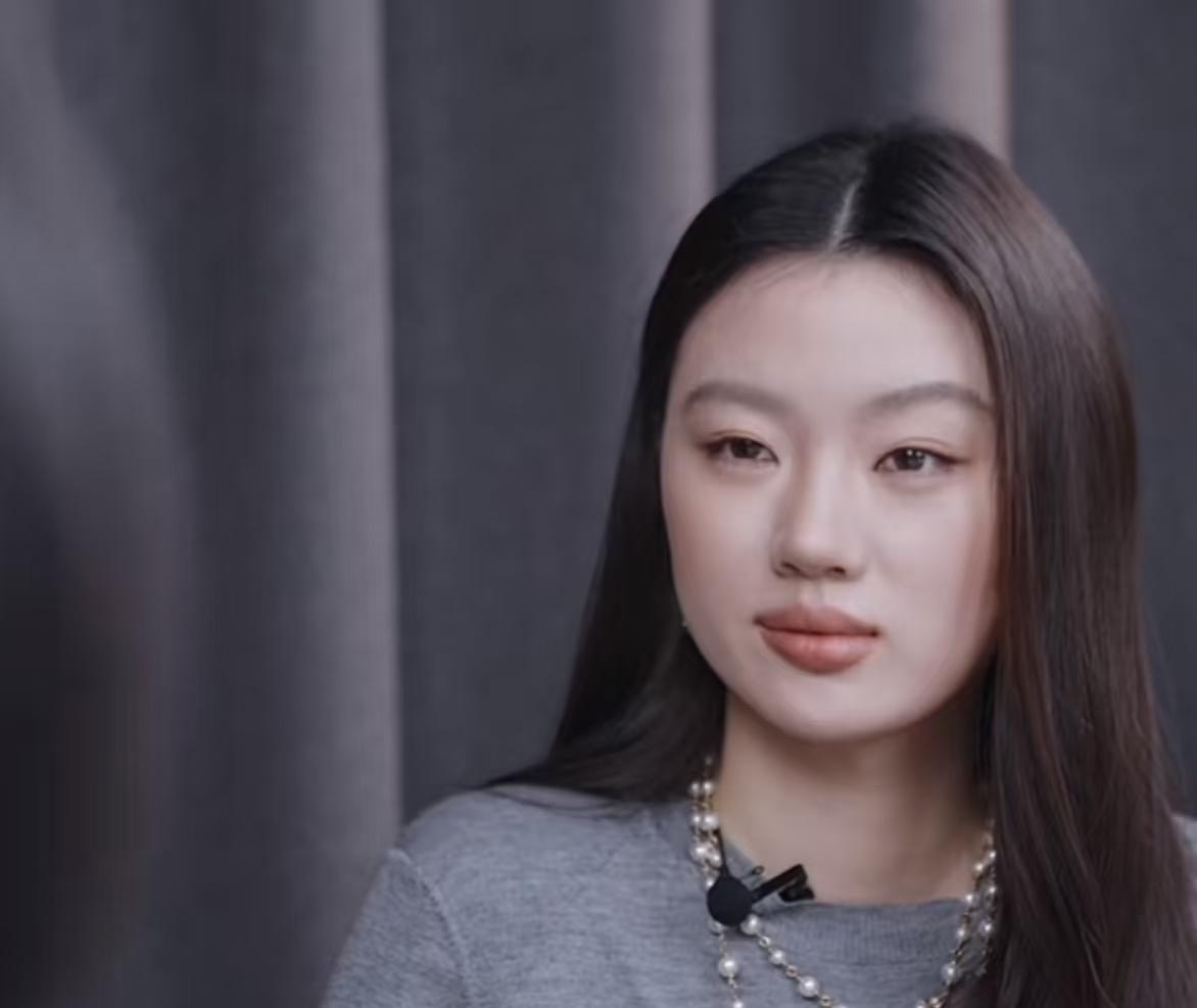 23岁的单依纯，藏不住了。
镜头怼到她脸上，就在她聊起歌手这个身份的瞬间。
眉毛