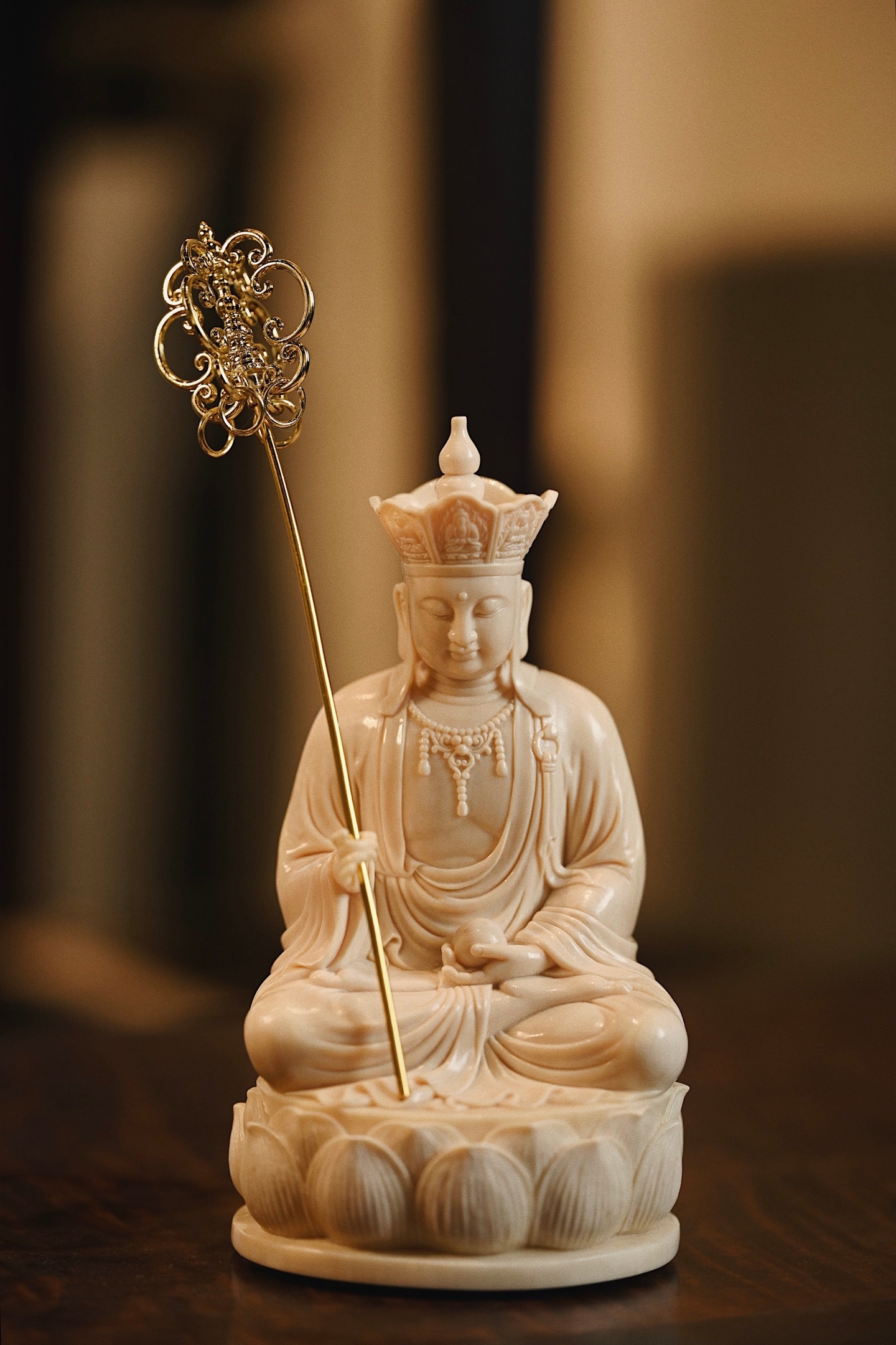 猛犸 | 地藏王取材温润，雕造地藏王菩萨慈悲法相。宝冠庄严，璎珞垂珠，衣袂飘然若