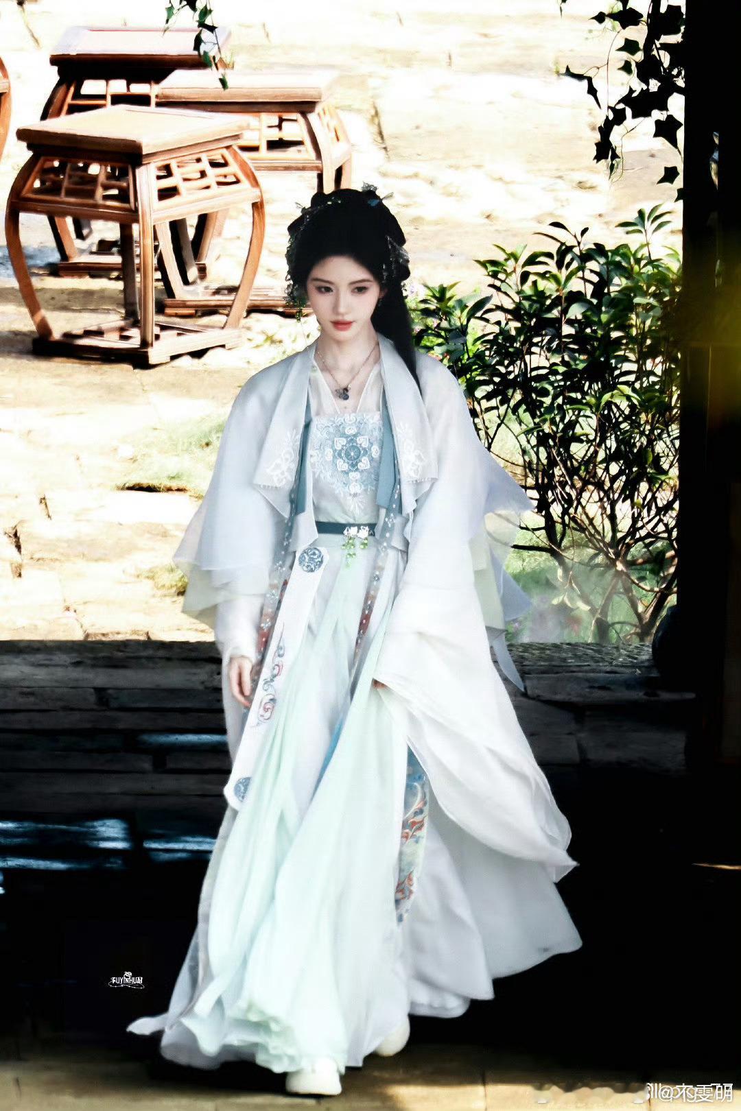 鞠婧祎《来战》又有新衣服了 梦回白素贞，一天一套新衣服[笑哈哈][笑哈哈] ​​