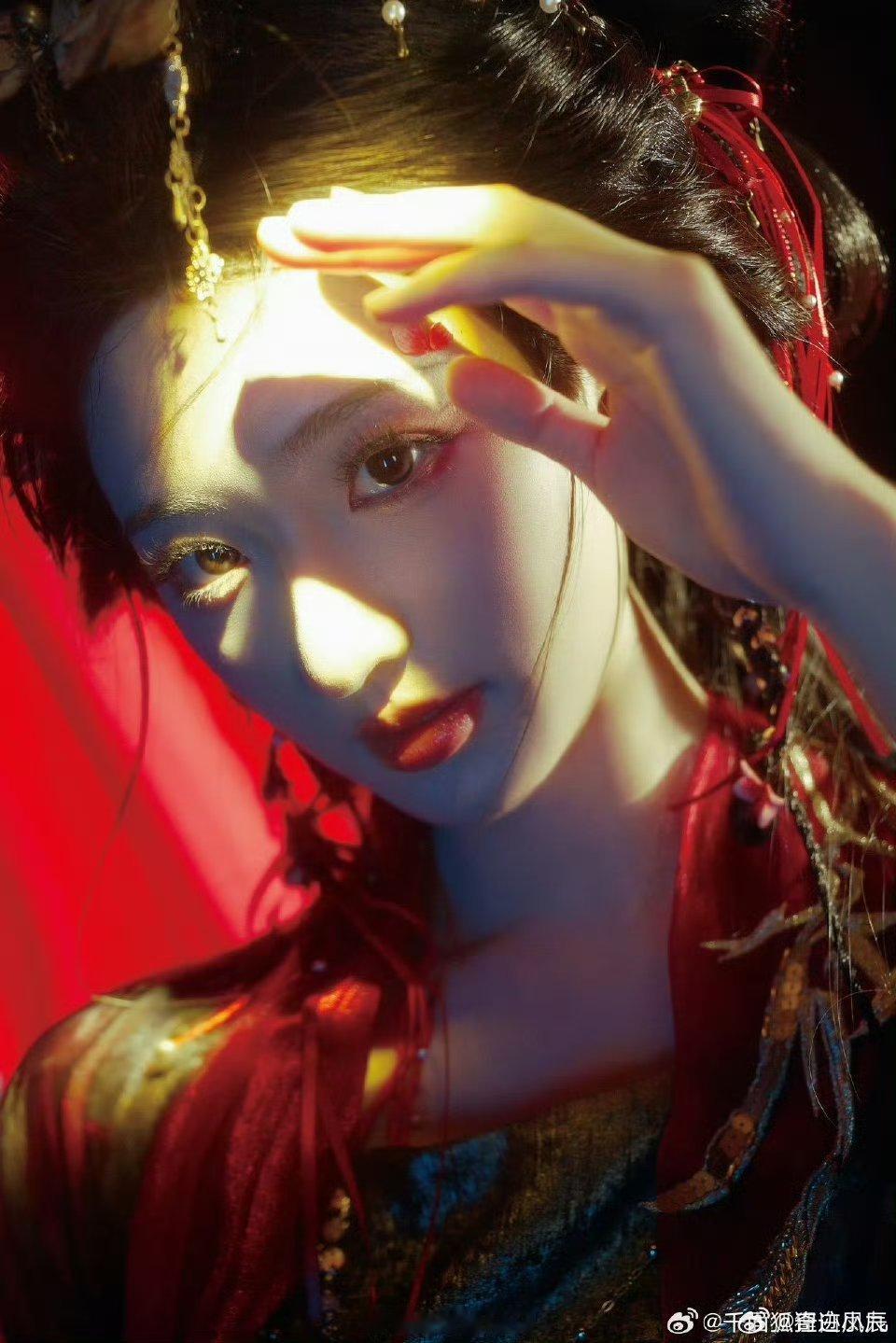 杨雨潼彼岸花拟人. 杨雨潼塑造力好绝！彼岸花拟人写真里，褪去《暗河传》可爱，光影