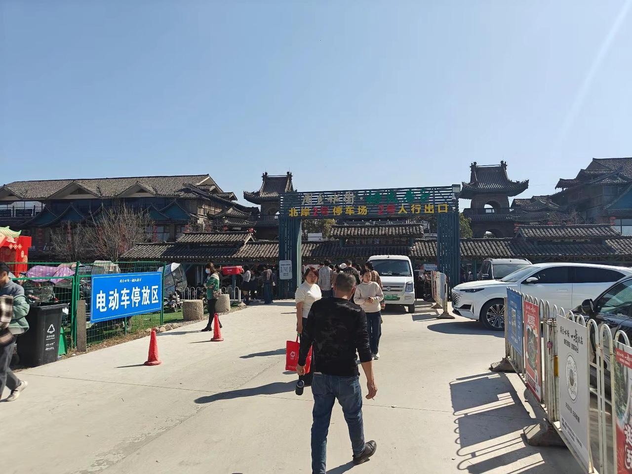 一河两岸谓之“水街”，挡了游客绝了自己。 来是偶然，去是必然，尽其当然，顺其自然