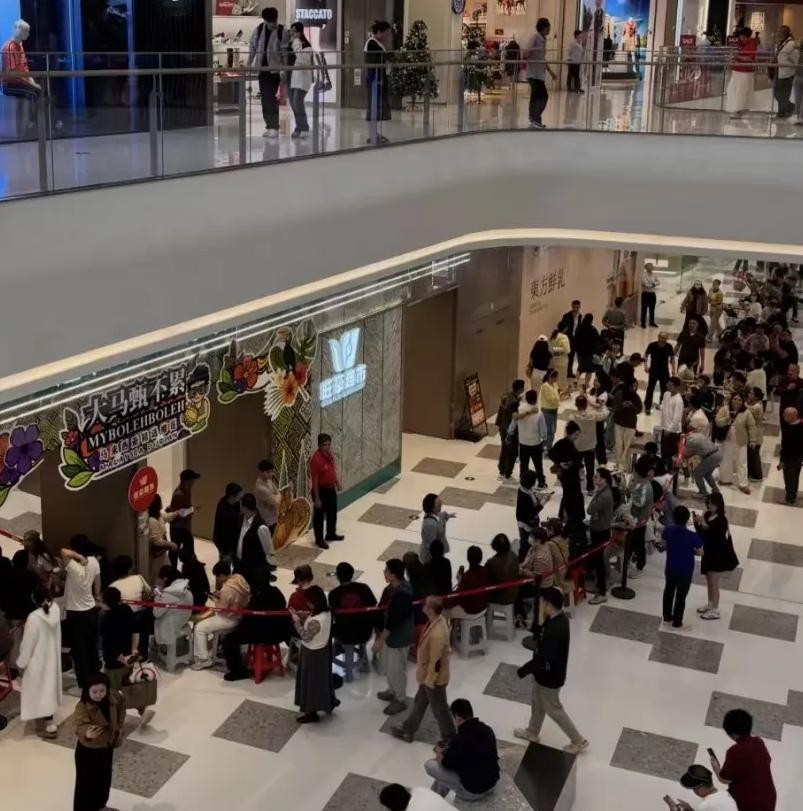 78元一斤的猫山王榴莲，海口居民凌晨排队抢疯了！

12月18日海南自贸港封关首