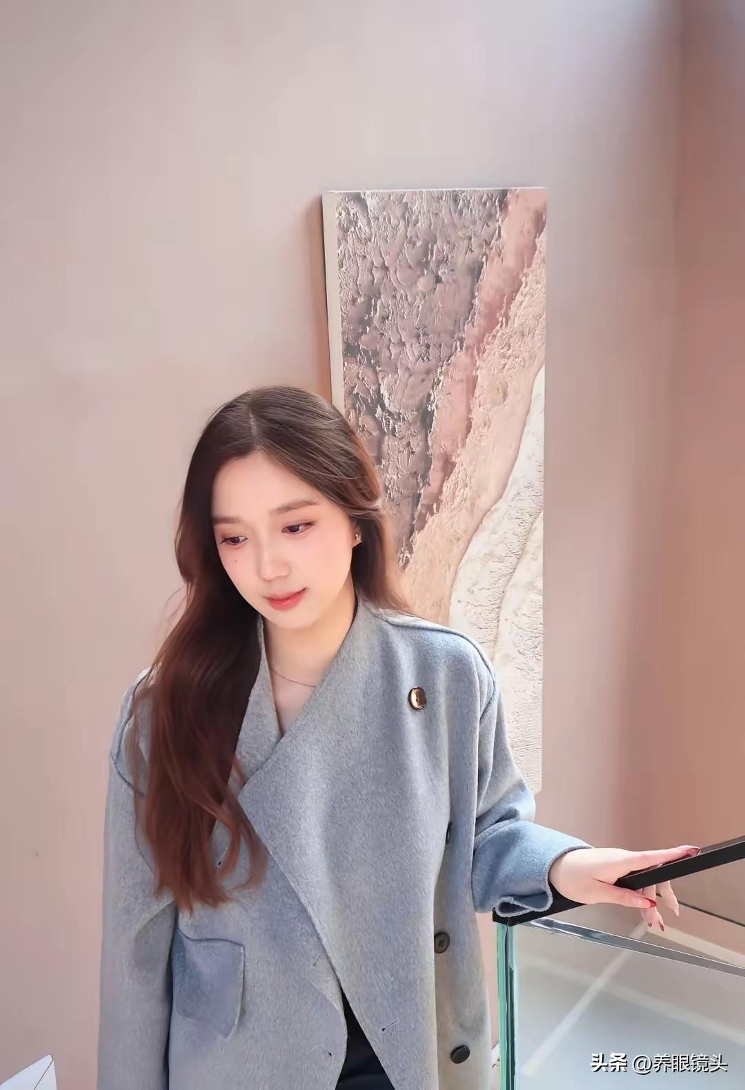 温柔气质穿搭，浅灰色外套搭配自然妆容，简约优雅。