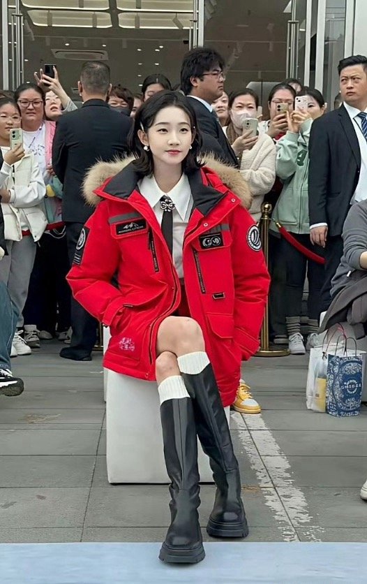 看了张一凡才发现有人翘二郎腿一只脚竟然可以踩在地上 