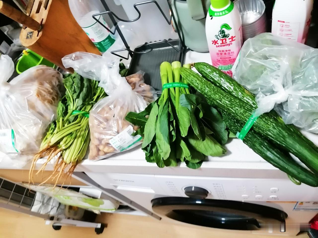 晚上，吃了饭，我又又躺在床上眯着了一会，醒来时，外面已经天黑了。

我一看，晚上