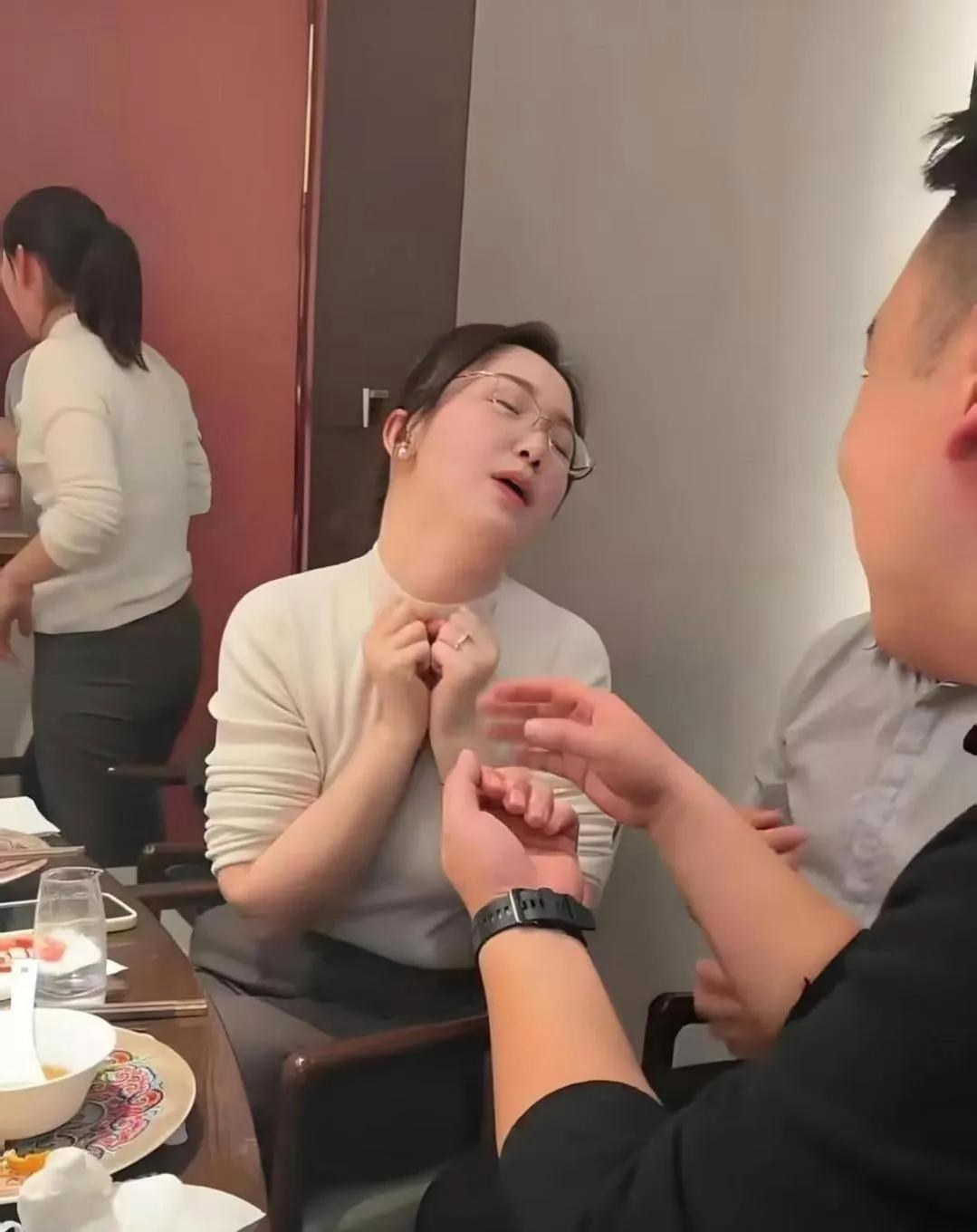 今夜我喝多了酒，拉着你的手，胡乱的说话。过去的就让它过去，参加什么同学会。