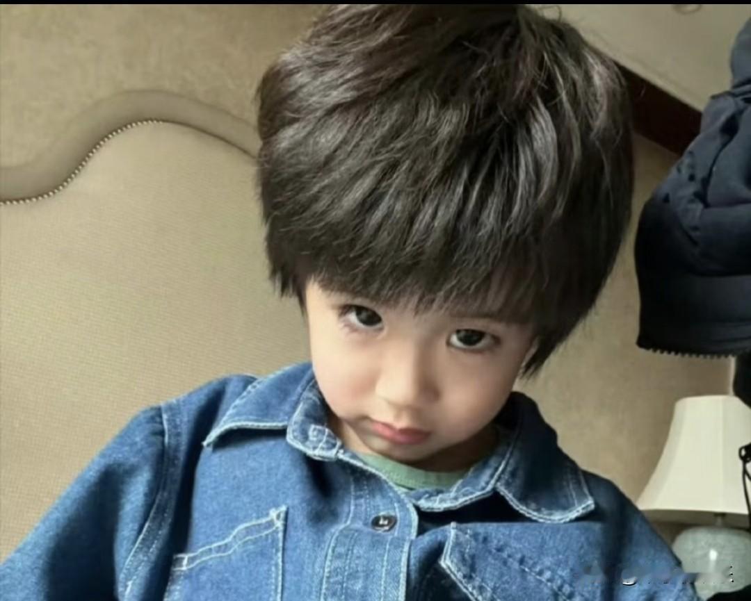 电视里姜潮儿子出现时，
在堆积木的女儿，瞬间眼睛放光，偷偷问我这男孩是谁啊？我暗