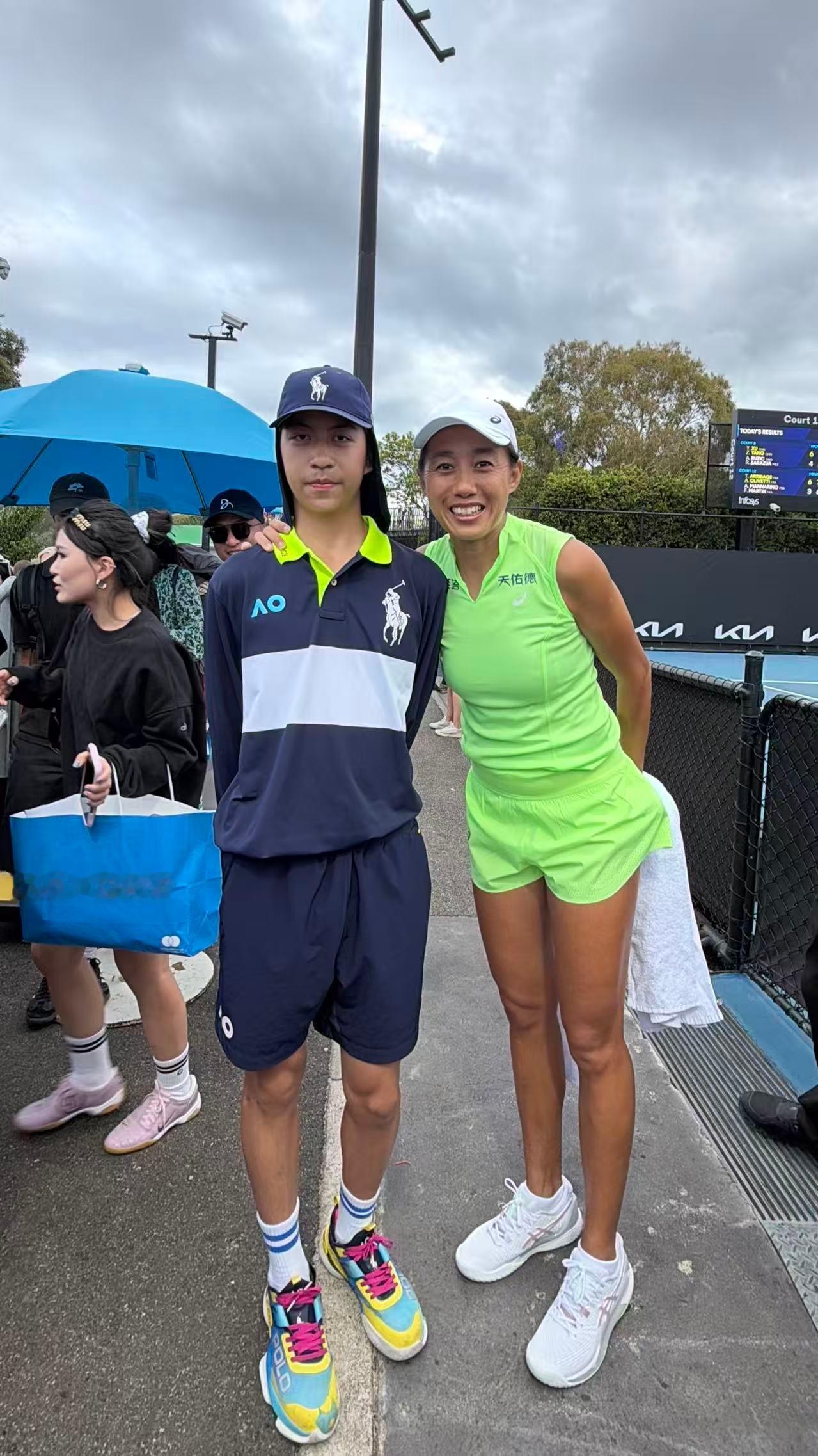在澳网的服务间歇，惊喜定格！中网球童与两位网球榜样——前澳网女双冠军温暖同框。从