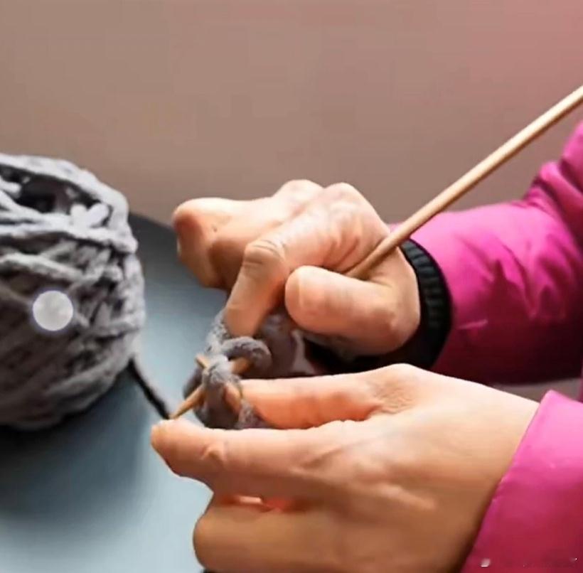 长兴的冬天，温暖是毛线织出来的！这位暖心妈妈织了30多条围巾，全送给了寒风里的快