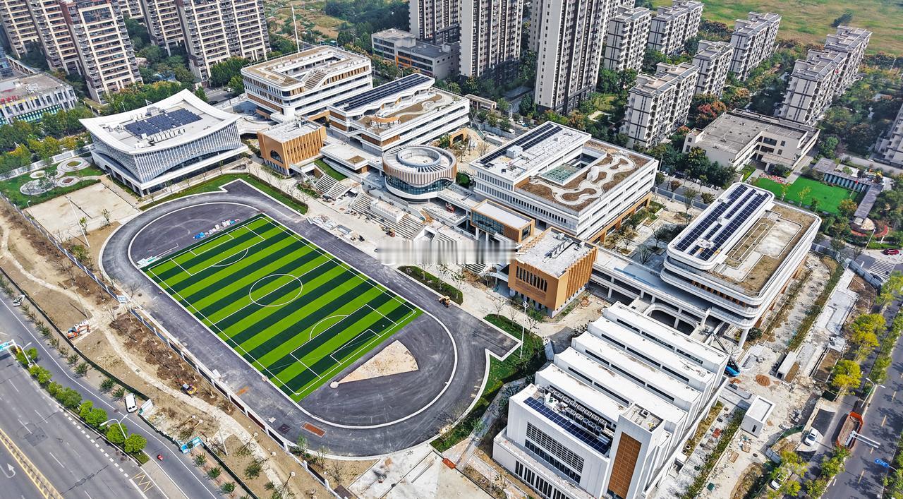 瑶海区行知学校新安校区设计感太棒了，现在新学校盖得越来越漂亮了，据规划这是一所九