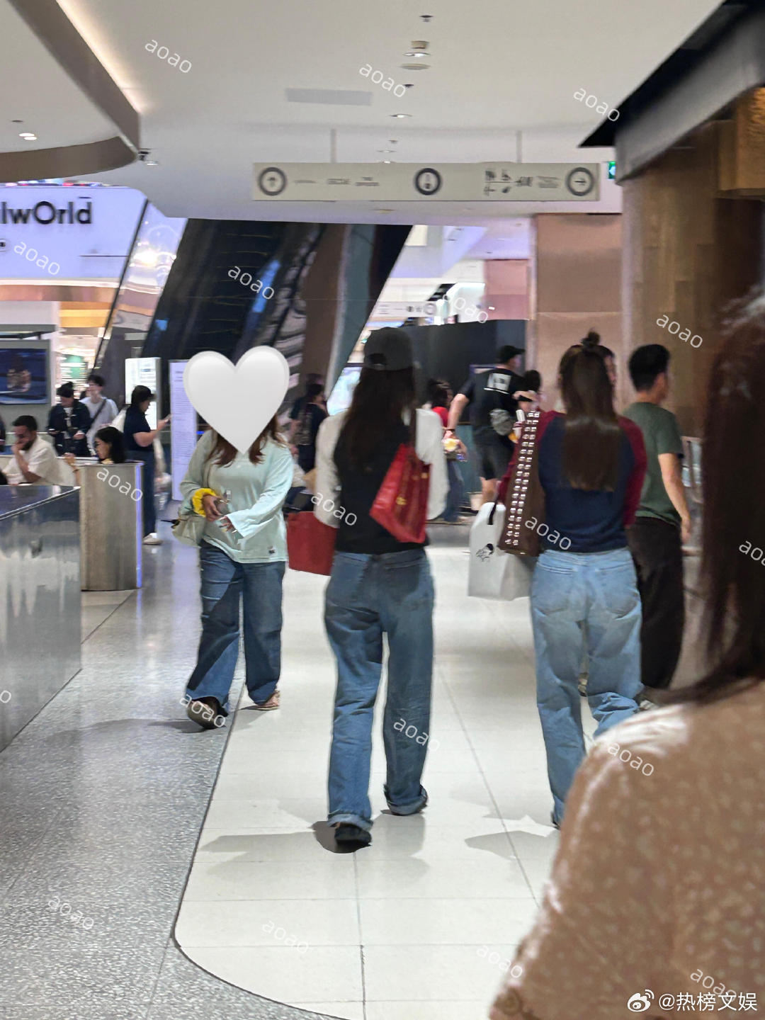 泰国商场偶遇Lisa曼谷逛街也能撞见Lisa，这运气也是没谁了，她这身打扮走在人