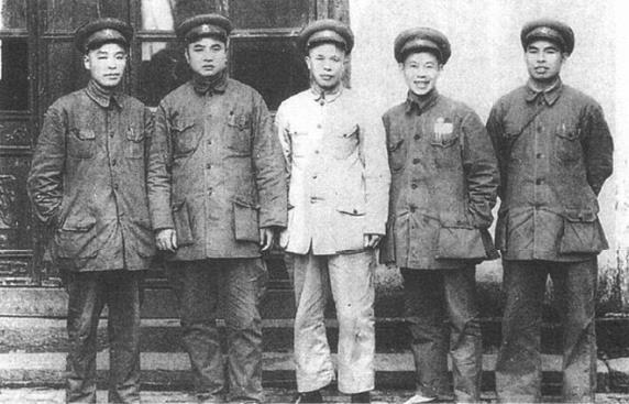 1950年5月，八十九师领导干部与二十军军长张翼翔(左三)合影。
左一为罗代周，