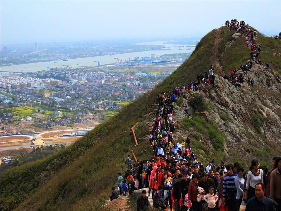 黄明日
清明过尽入黄明，
乡社逢圩踏岭行。
祭扫哀思随雨歇，
登山依旧恋乡情。 