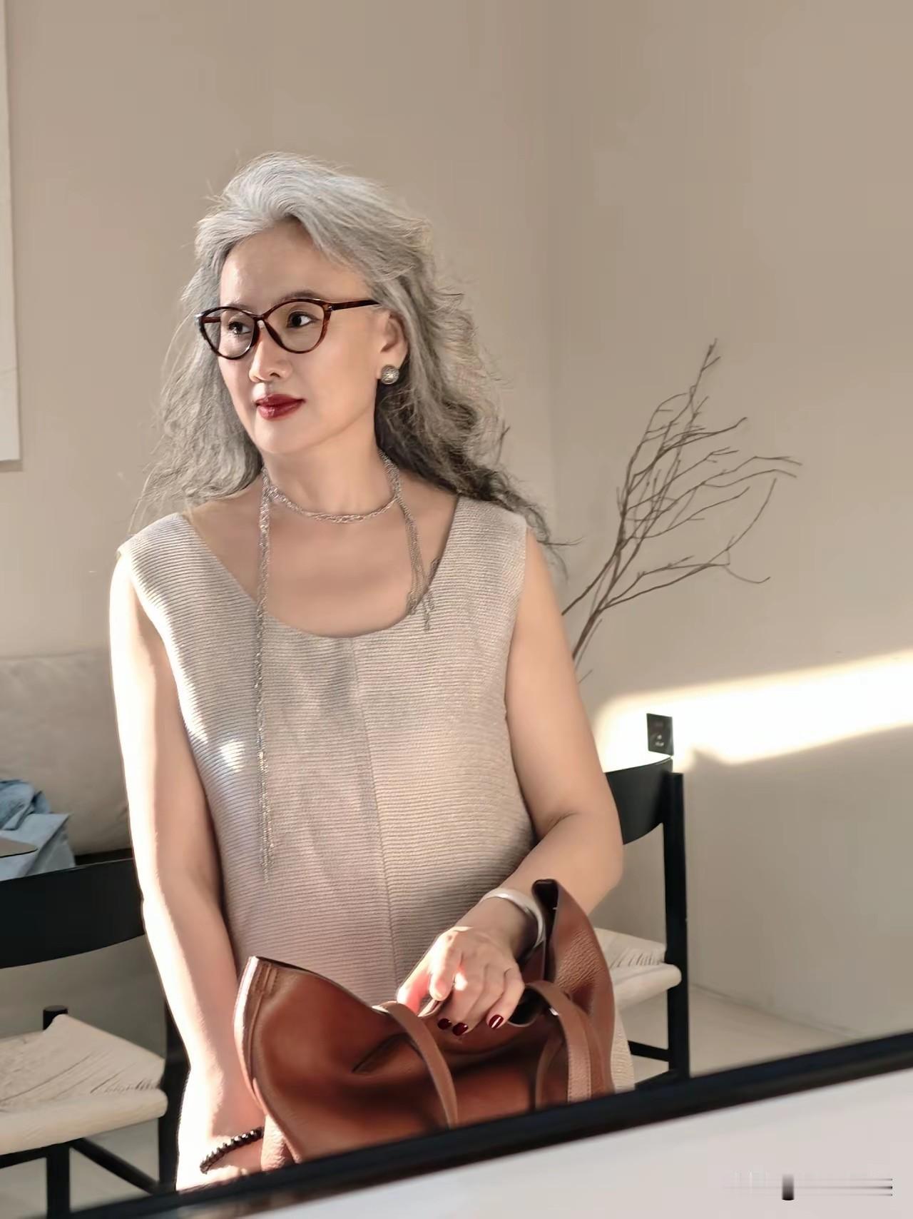 这才是一种真正自然之美，头发白了，也没有染，就保持这种自然的状态，看起来非常的优