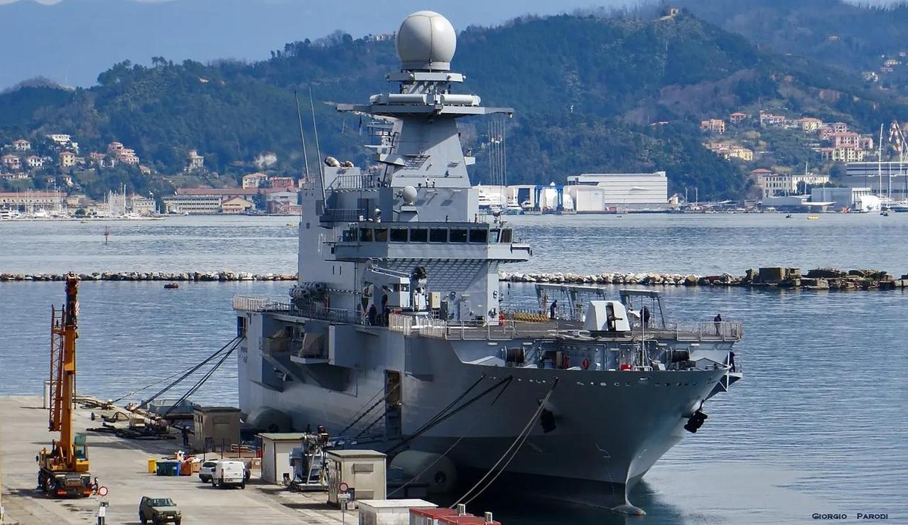意大利“圣乔治奥”级两栖船坞登陆舰
“圣乔治奥”级是意大利海军现役的主力两栖船坞