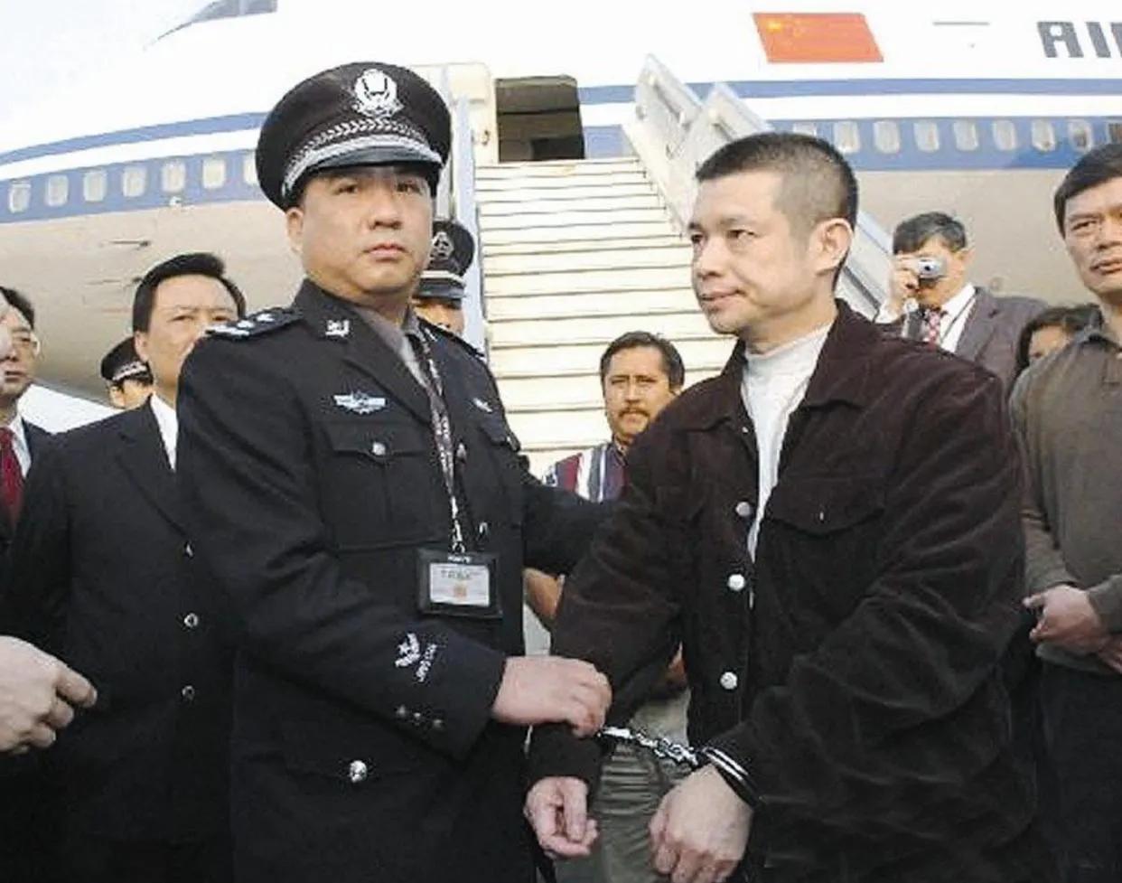 2005年，贪污40亿的广东贪官余振东被抓回国，然而，美国却插手此案件，要求：“