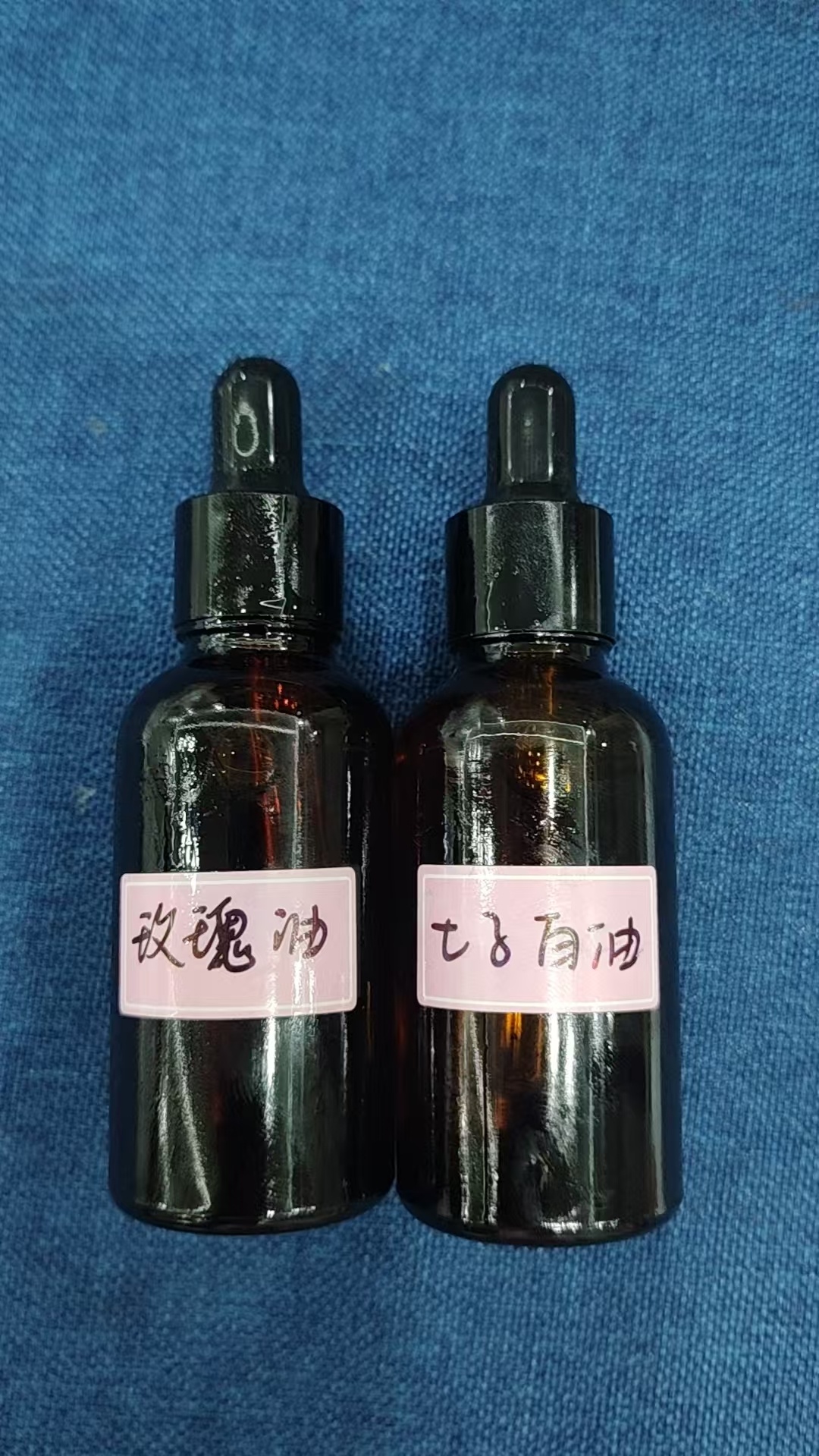 七子白油和玫瑰油组合，护肤美白滋润嘎嘎好用。 