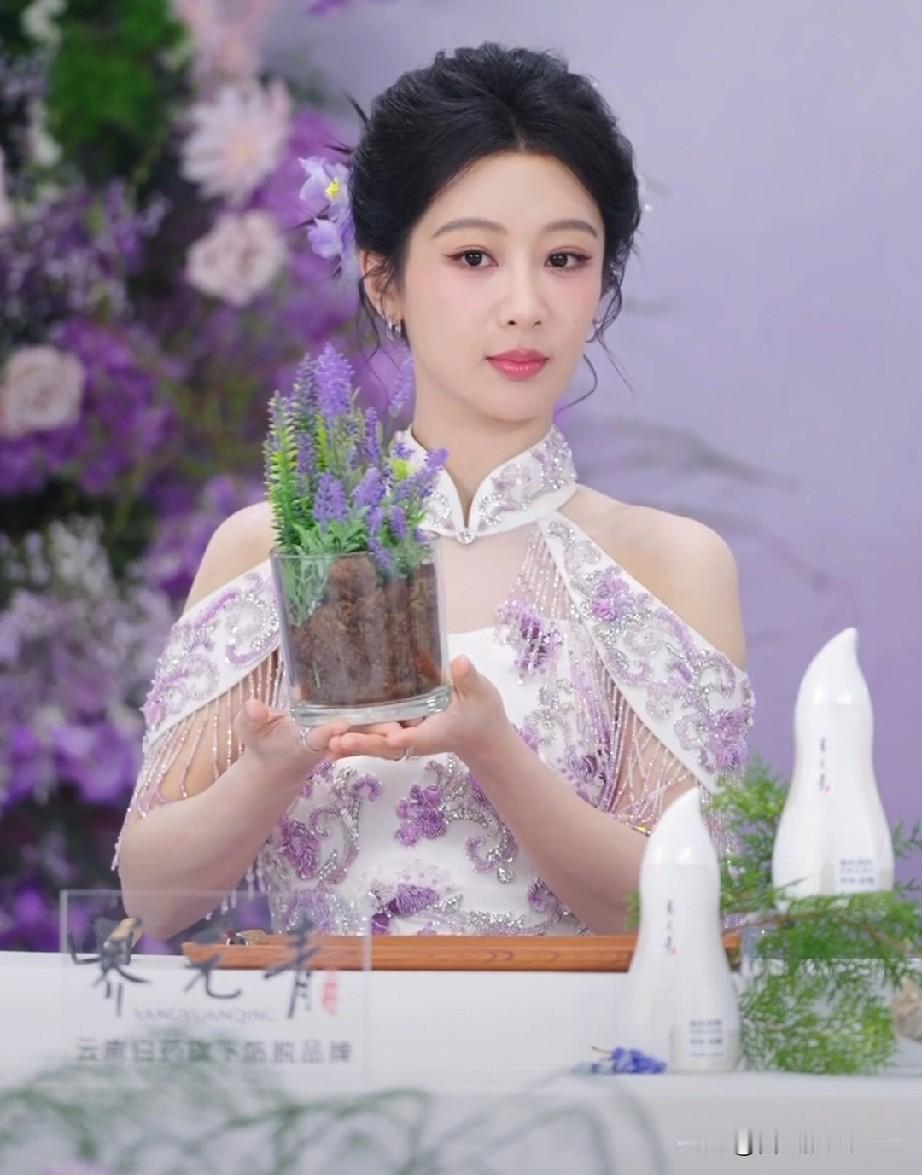 杨紫现身直播间宣传自己代言产品
咱紫妹是越来越美啦，造型宛如花仙子。看得出来这样