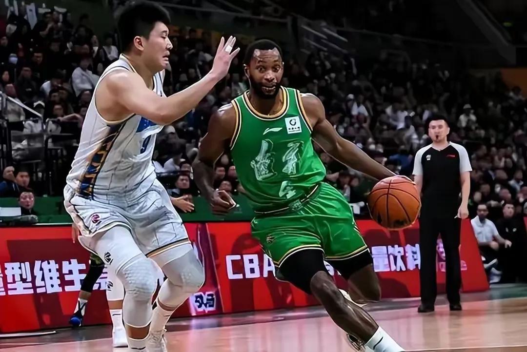 莫兰德和张镇麟双双缺阵，但是天津队依然不能与辽宁男篮相匹敌，如今这支辽宁队真是独