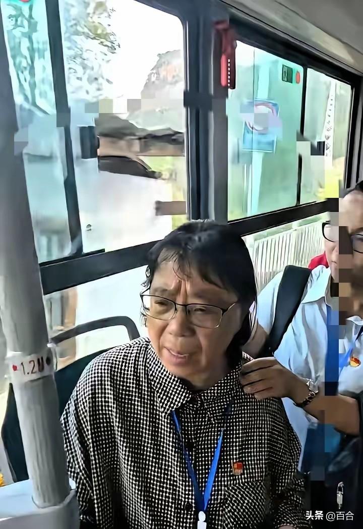 张桂梅女高今年又全员上岸了。100个山里姑娘，一个不落，全考上了。查分那天，张桂