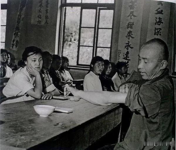 1966年吉林辽源，老矿工上忆苦思甜课。 
#六十年代的场景# #老吉林的传奇#