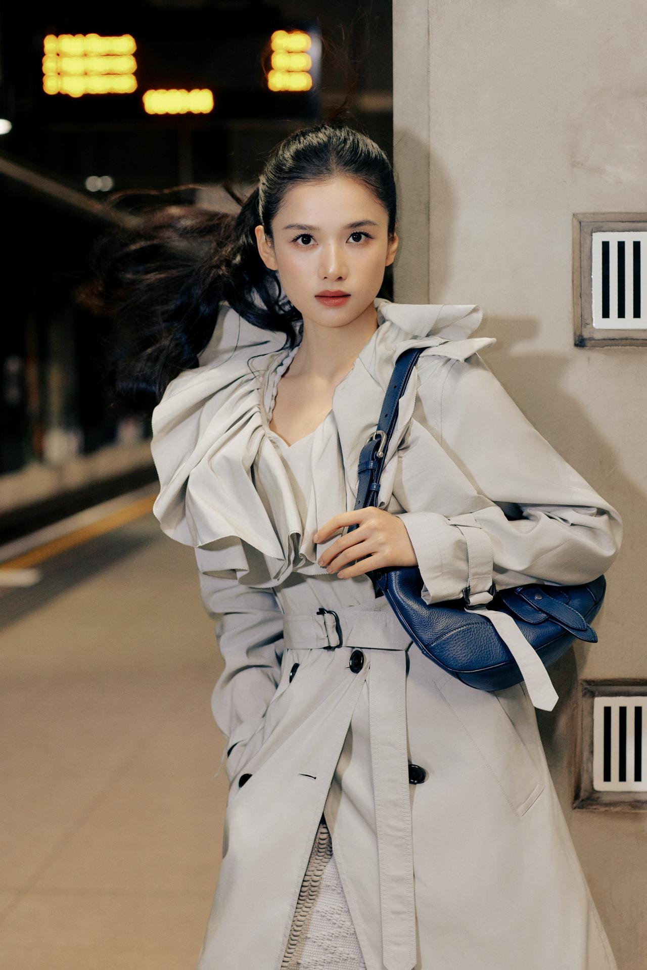 地铁站里的黑丝女神，竟然是张婧仪！