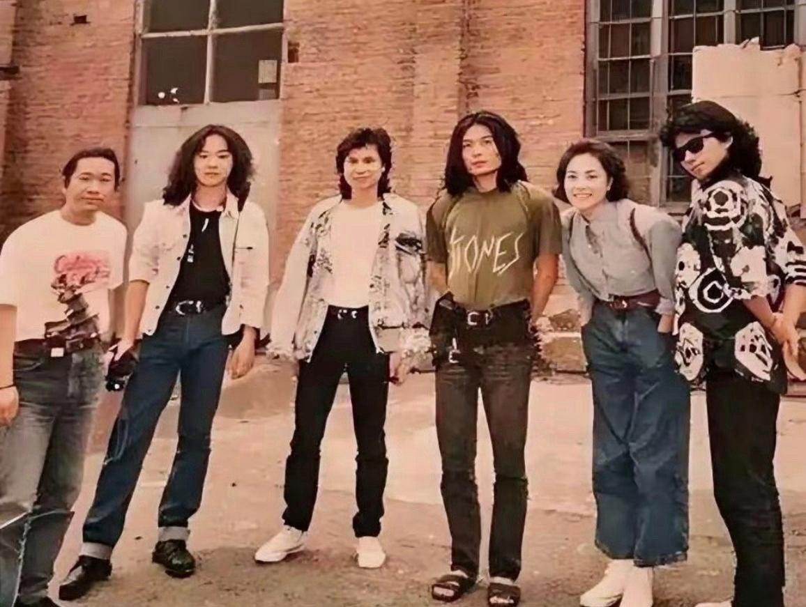 当年的王菲，眼里藏着星光，笑意从心底漫出来，是最真切的开怀模样 