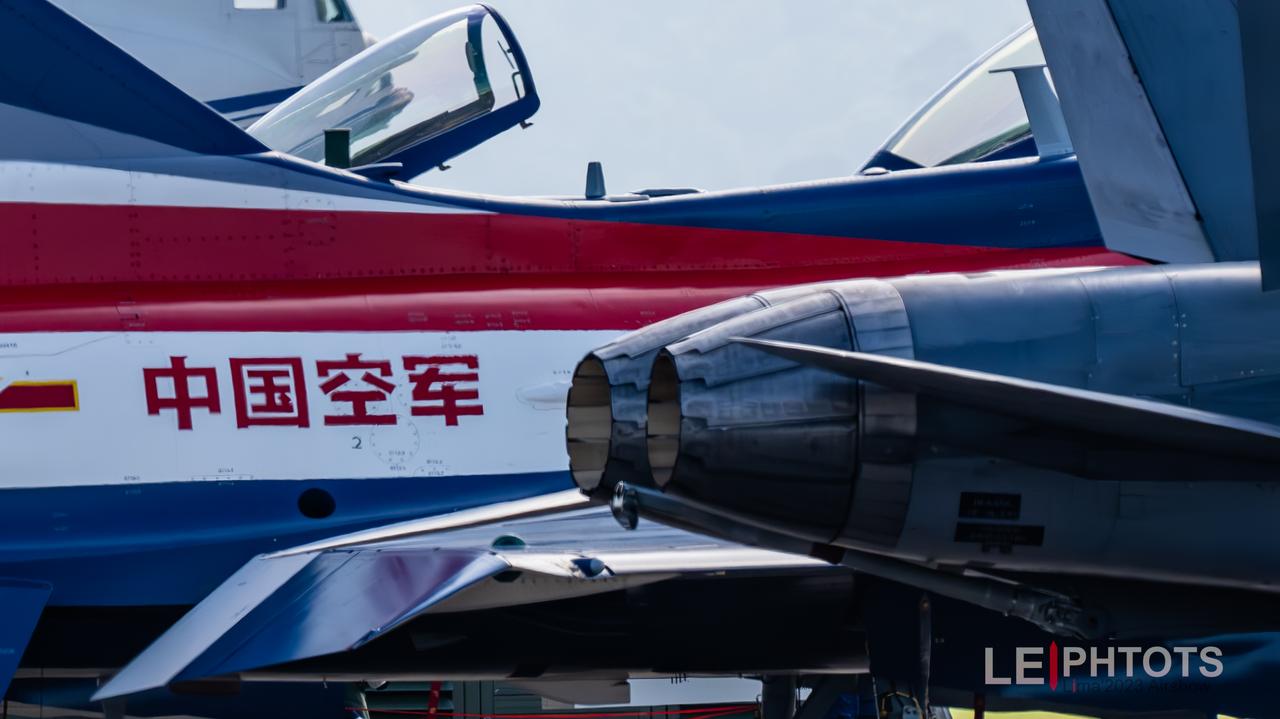 你知道这两架飞机是怎么遇到一起的吗？