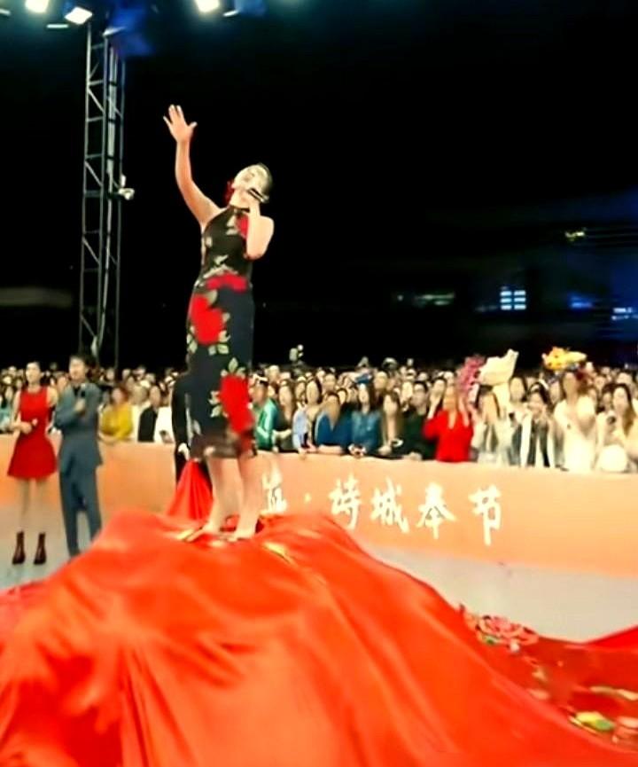 限流？不存在的！红豆这嗓子一开，索图大舞台直接炸了！

半年没见，还以为她状态会