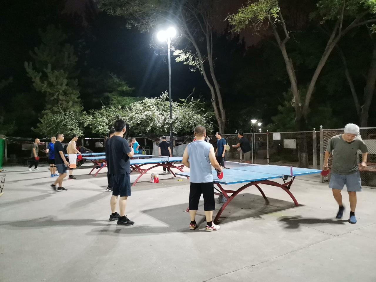 公园打球的快乐，居然来自拌嘴🤣
 
谁能想到，
公园打球的乐趣好多都来自拌嘴较
