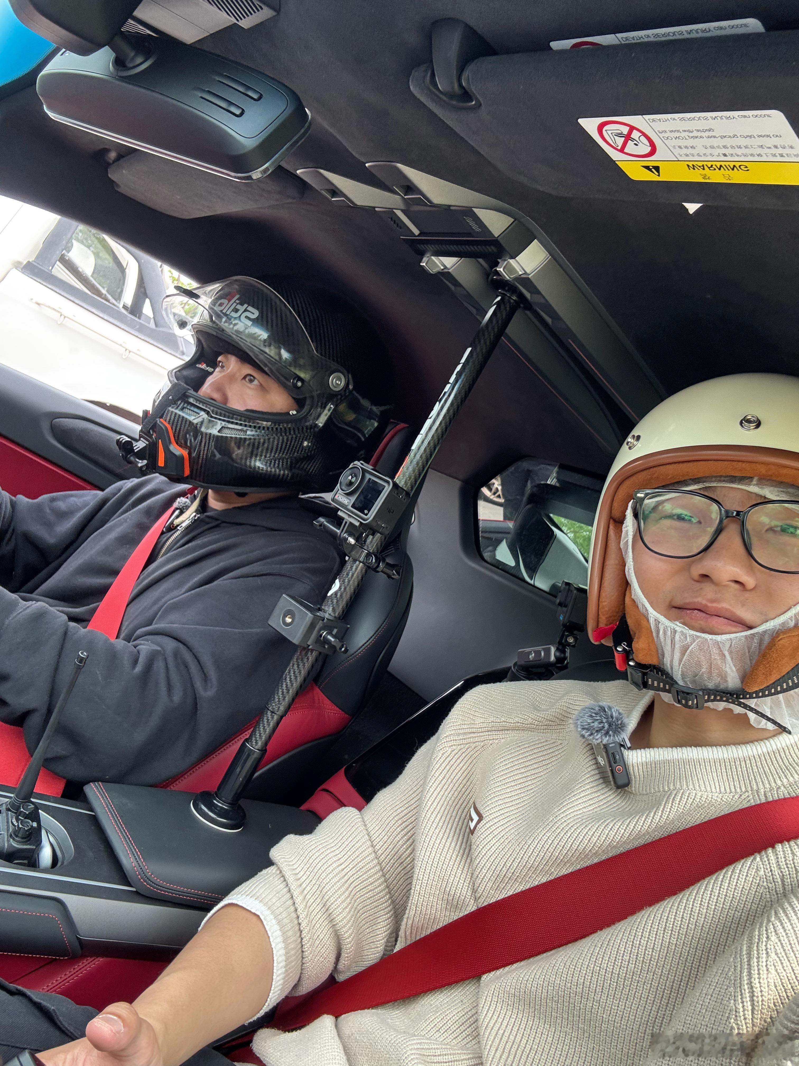 坐上了的副驾，尾号7398，开快点，赶时间！！  ​​​