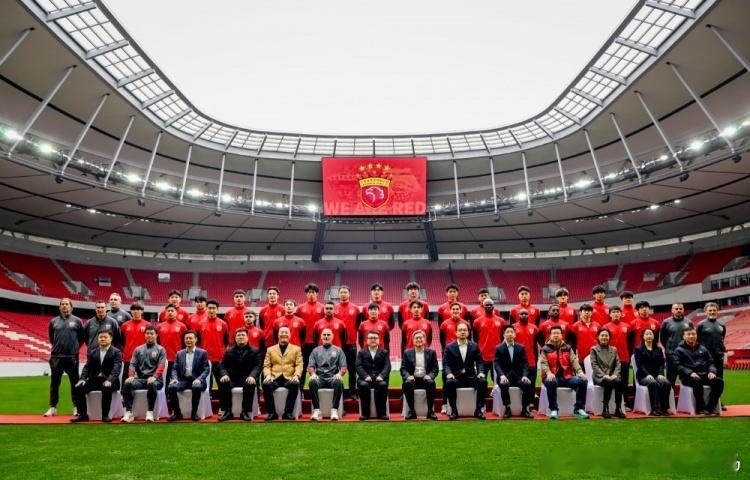 今天下午，上海海港足球俱乐部2026赛季出征仪式在上汽浦东足球场举行策马扬鞭，驰