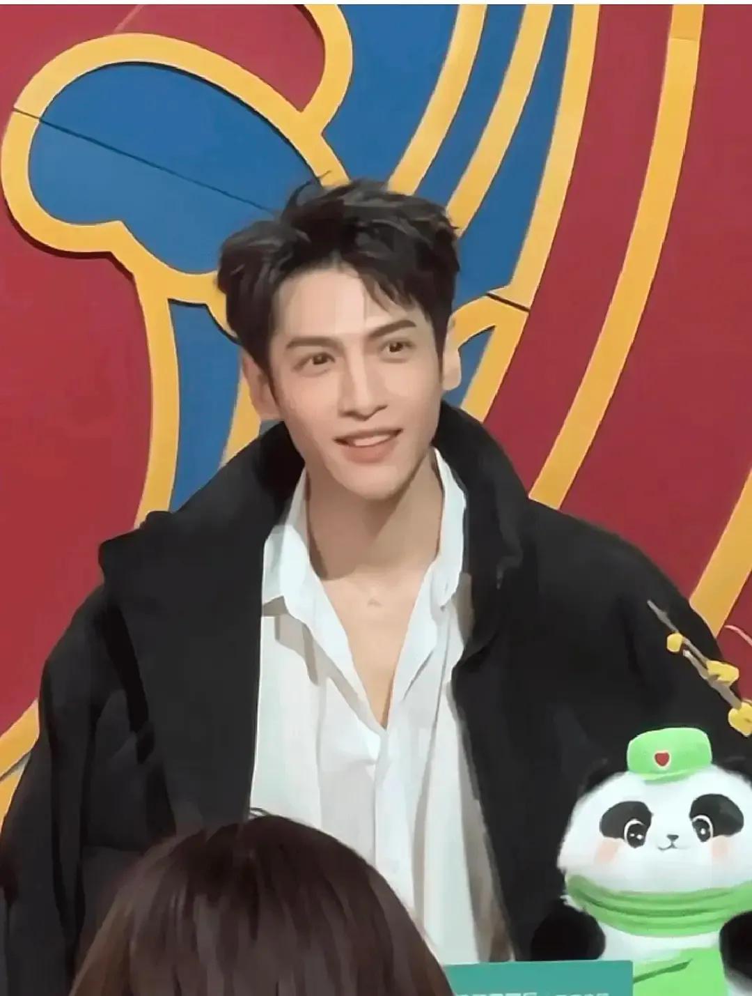 不愧是内娱唯一被允许长胖和发腮的男艺人，罗云熙终于吃胖了！脸宽了以后看起来帅气太