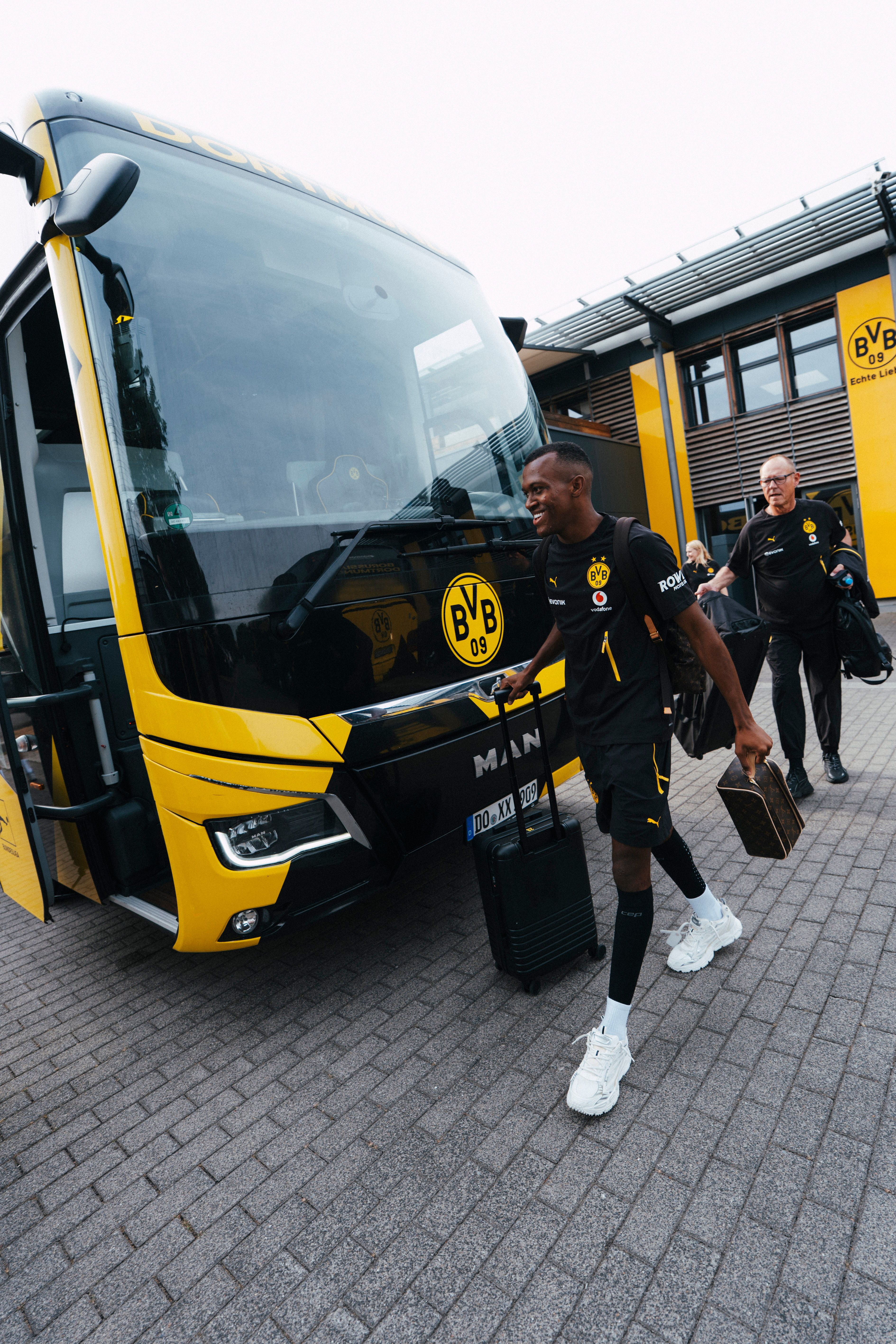 🚌各位旅客请注意，欢迎乘坐德国多特蒙德BVB1909航空公司的接送大巴。请您前