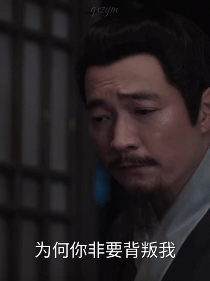 我看了下，好像有人献花，也有很多人在场，感觉是正常的社交行为，有点过度引导了。 