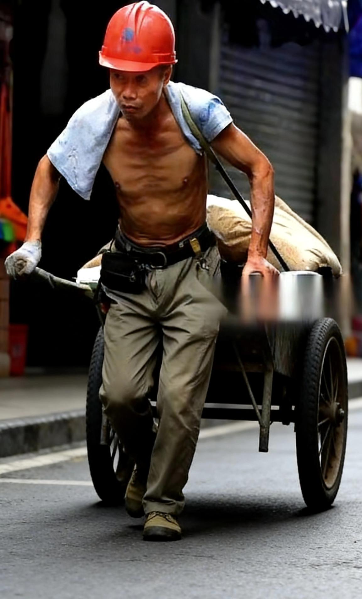 真他娘的过分！
一个五十多岁的大叔，骑着电瓶车顶风冒雪送几百万的竞标图纸，裤脚全