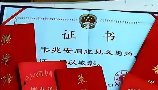 2003年的珠海，23岁保安冒死救下正在被三名歹徒侵犯的女教师，谁料，两年后，他