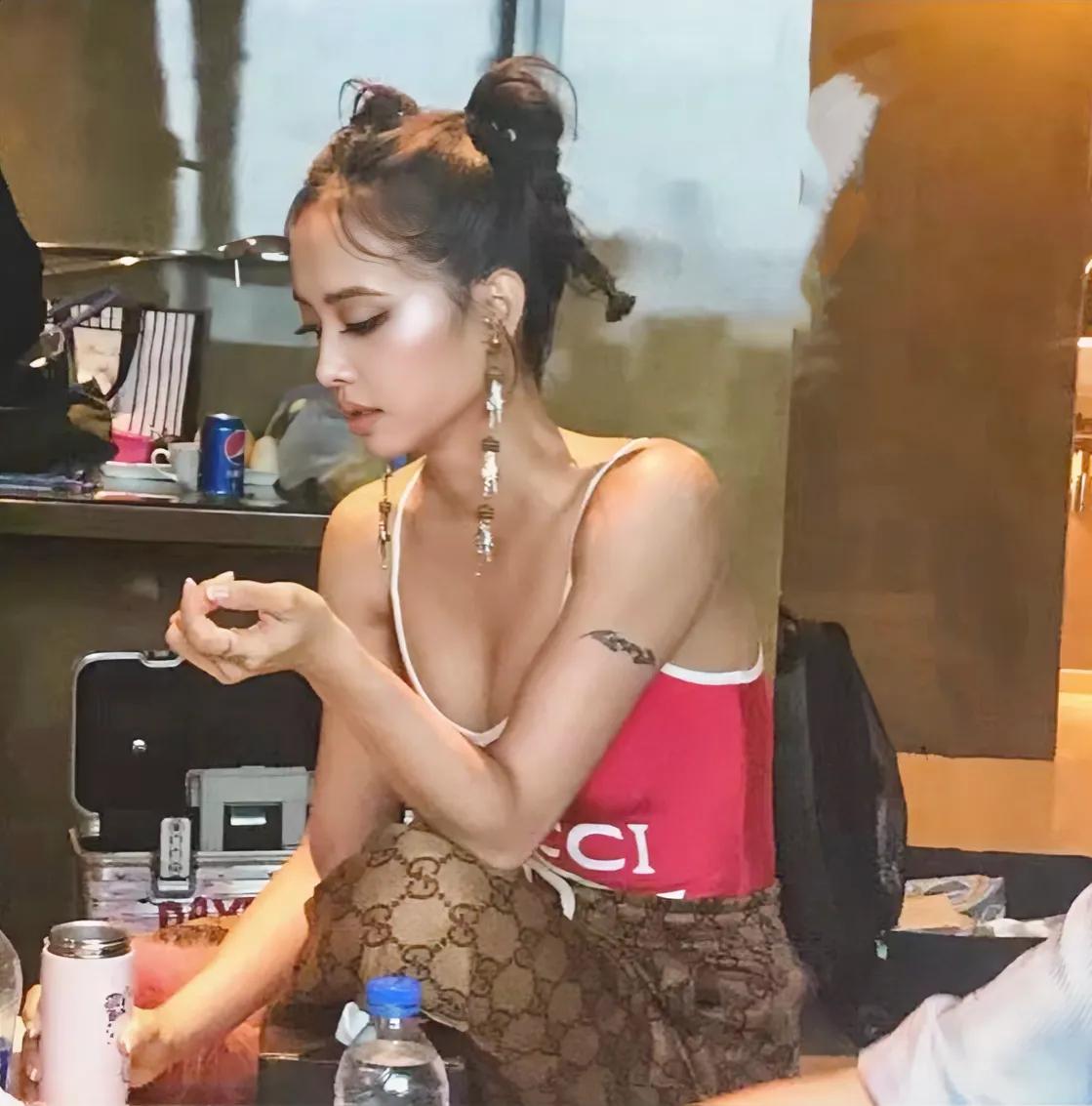 我印象最深刻的是一次采访 她说她不需要男人婚姻 因为她已经找到了自己 #明星# 