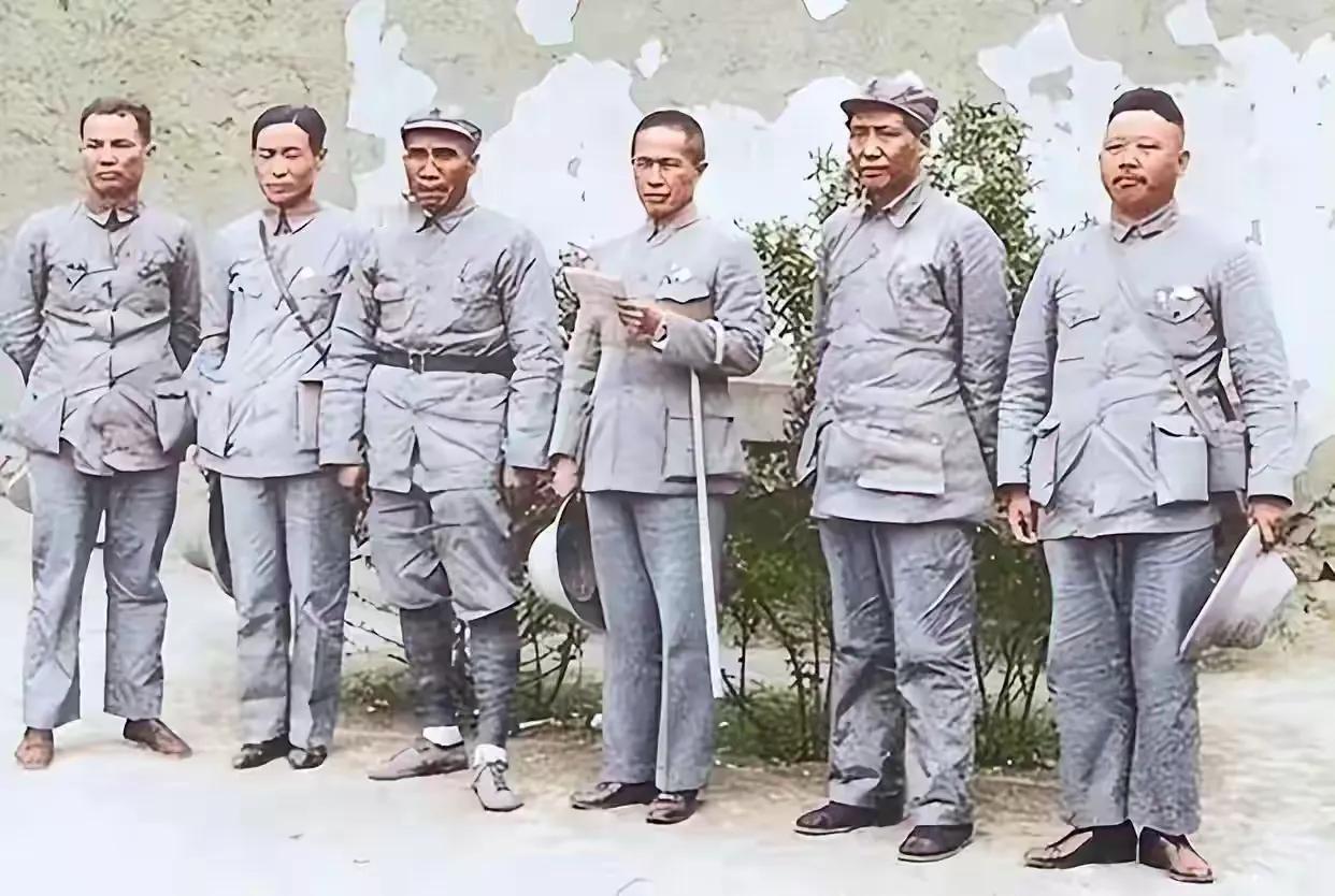 能让伟人让出c位，中间那位拿着拐棍，念稿子的是谁？有认识的吗？