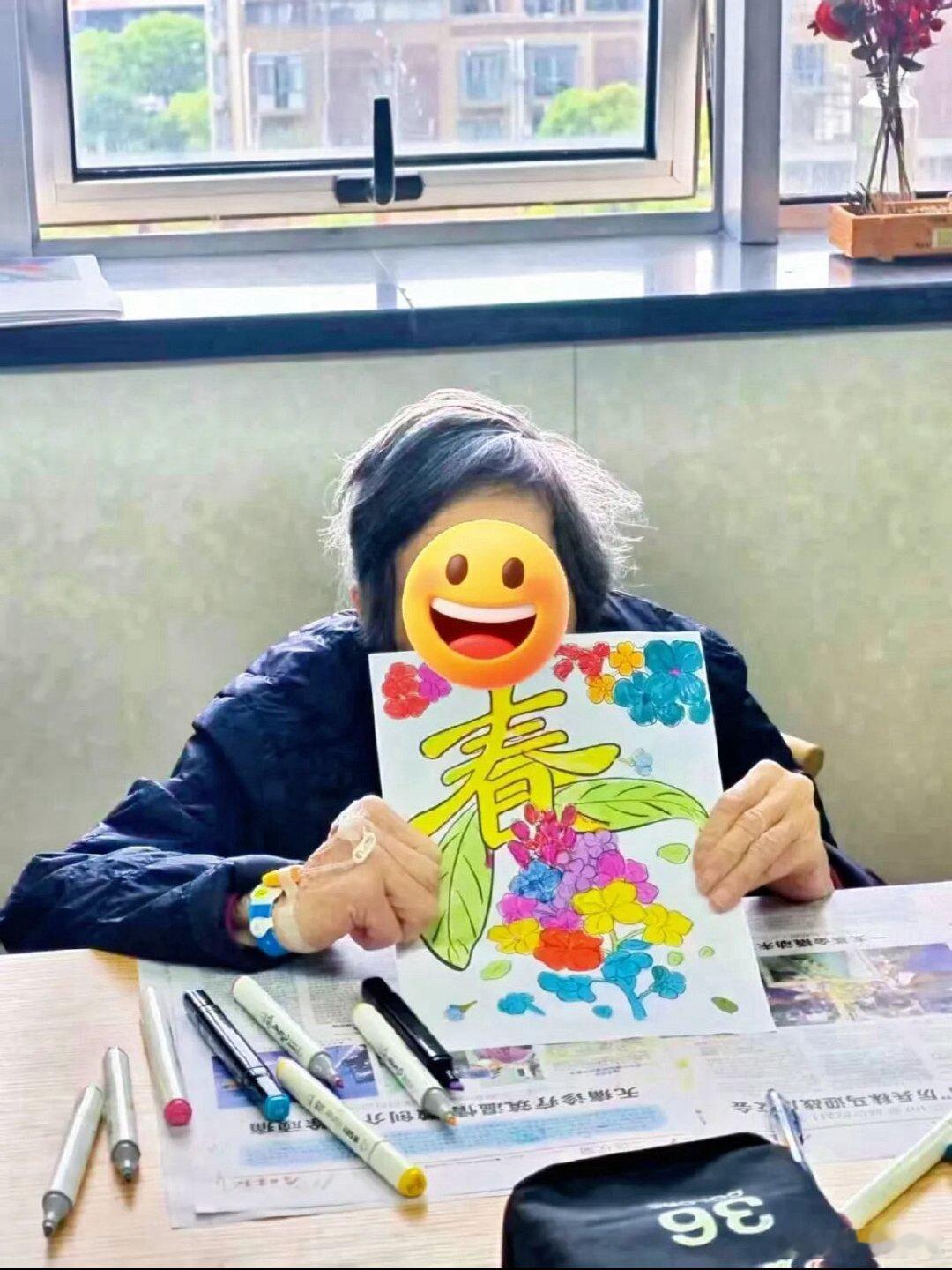 玉环银龄老人用一只画笔疗愈超暖心玉环市第二人民医院老年病区开展春日花花会涂色活动