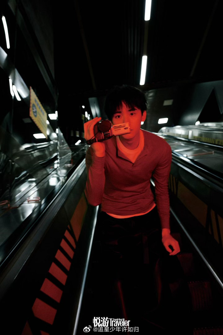 周翊然回家乡拍杂志封面周翊然成名后首回重庆拍封面 少时离开，成名后归来。周翊然这