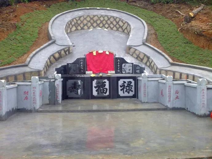 江苏连云港，革命干部先后娶2任妻子，并生下6个孩子，去世后两方孩子因墓碑问题发生