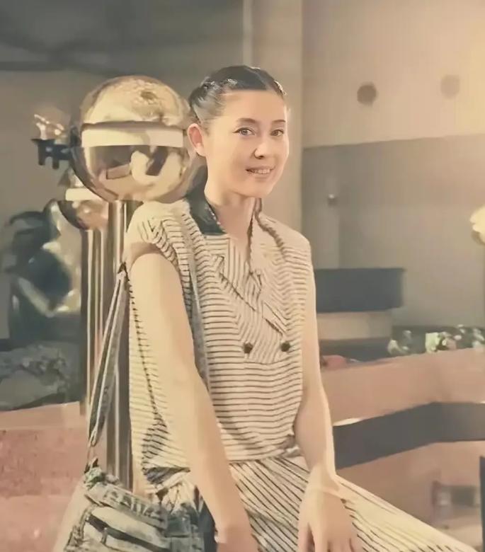 1983年，24岁的倪萍简直美出天际。忙完工作坐在吧台上休息的她，被摄影师抓拍，