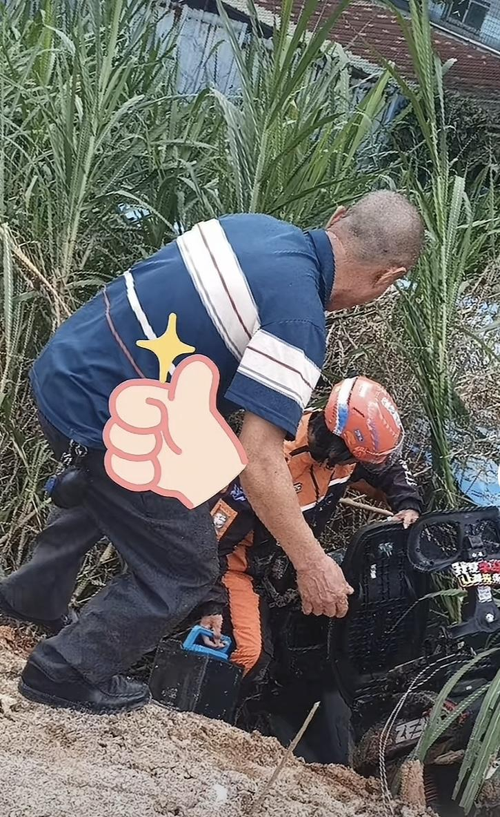 #东莞塘厦外卖小哥送餐遇险获救#【广东#外卖小哥遭狗追赶摔入两米深坑#！民警路人