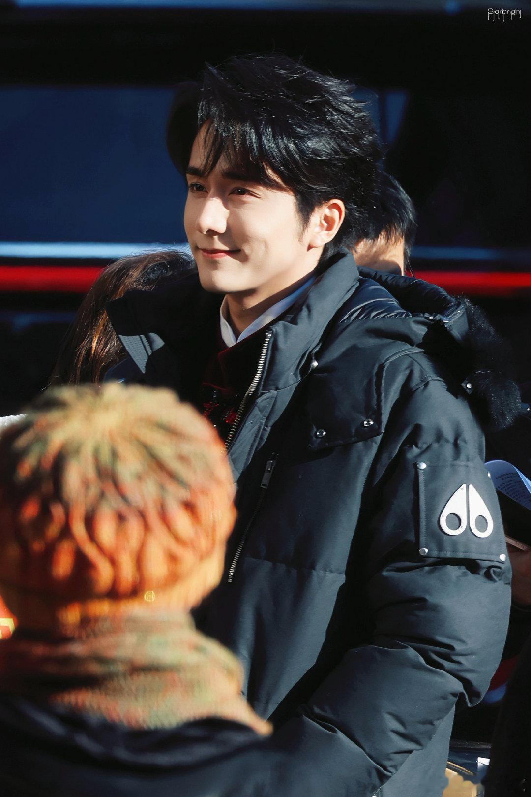 张新成春晚第四次联排 现身央视老台！张新成四彩路透释出，清爽少年感扑面而来，状态