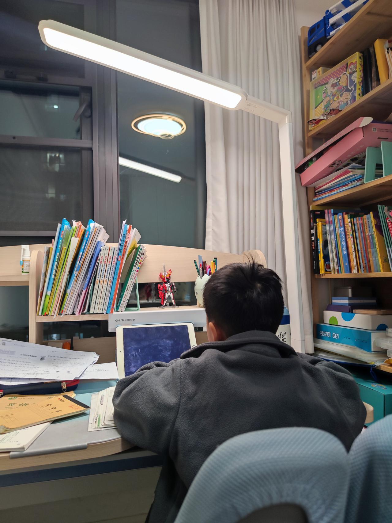 家长们都是怎么辅导孩子的？
他在一边拖拖拉拉，我还不能发火，因为他会跟他妈妈告状