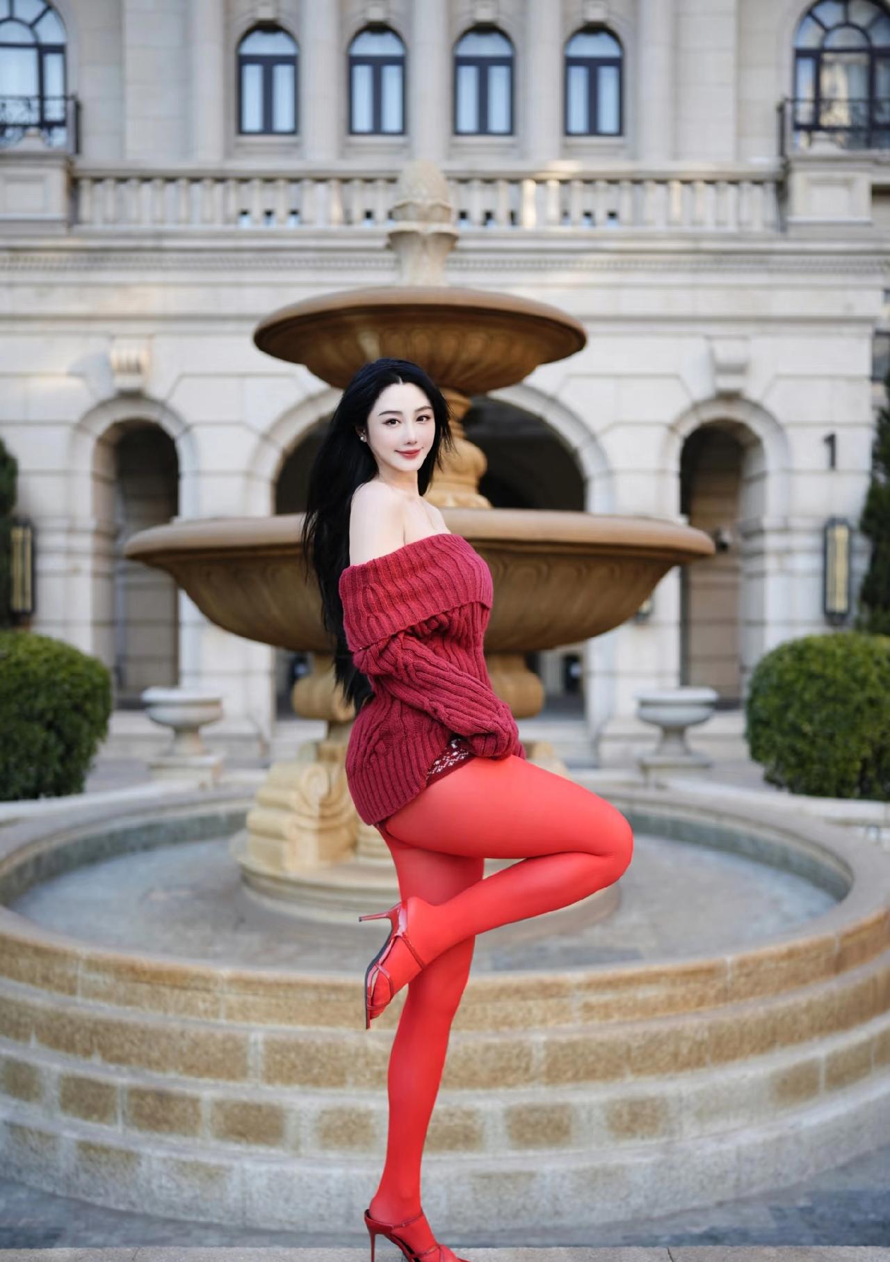 新年最动人的颜色，一定是中国红。
一身红装，是喜庆，是祝福，也是对生活最热烈的告