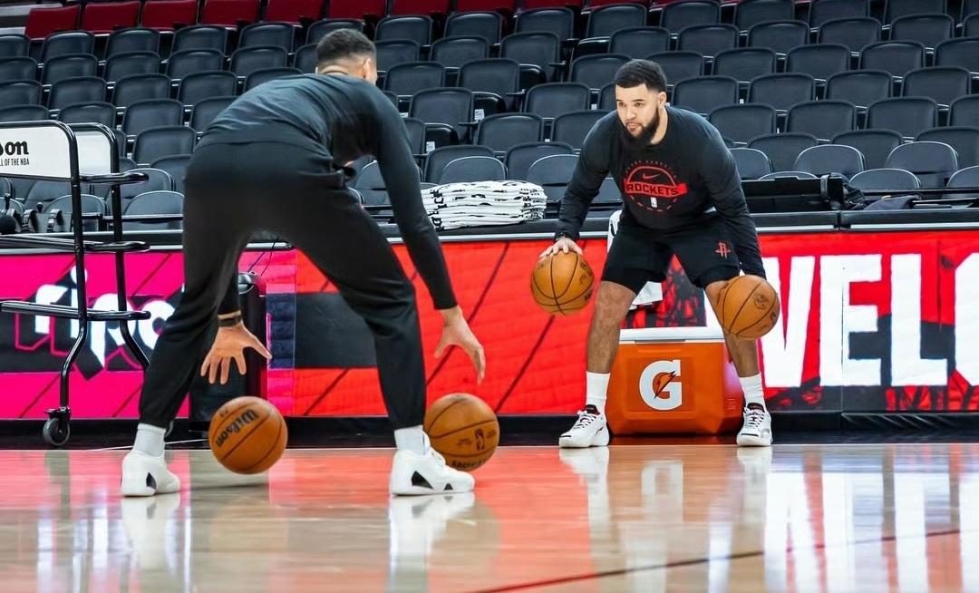 火箭管理层感觉摆烂了，重建比不过马刺雷霆索性就不管了吗？还是说太相信范乔丹的能力