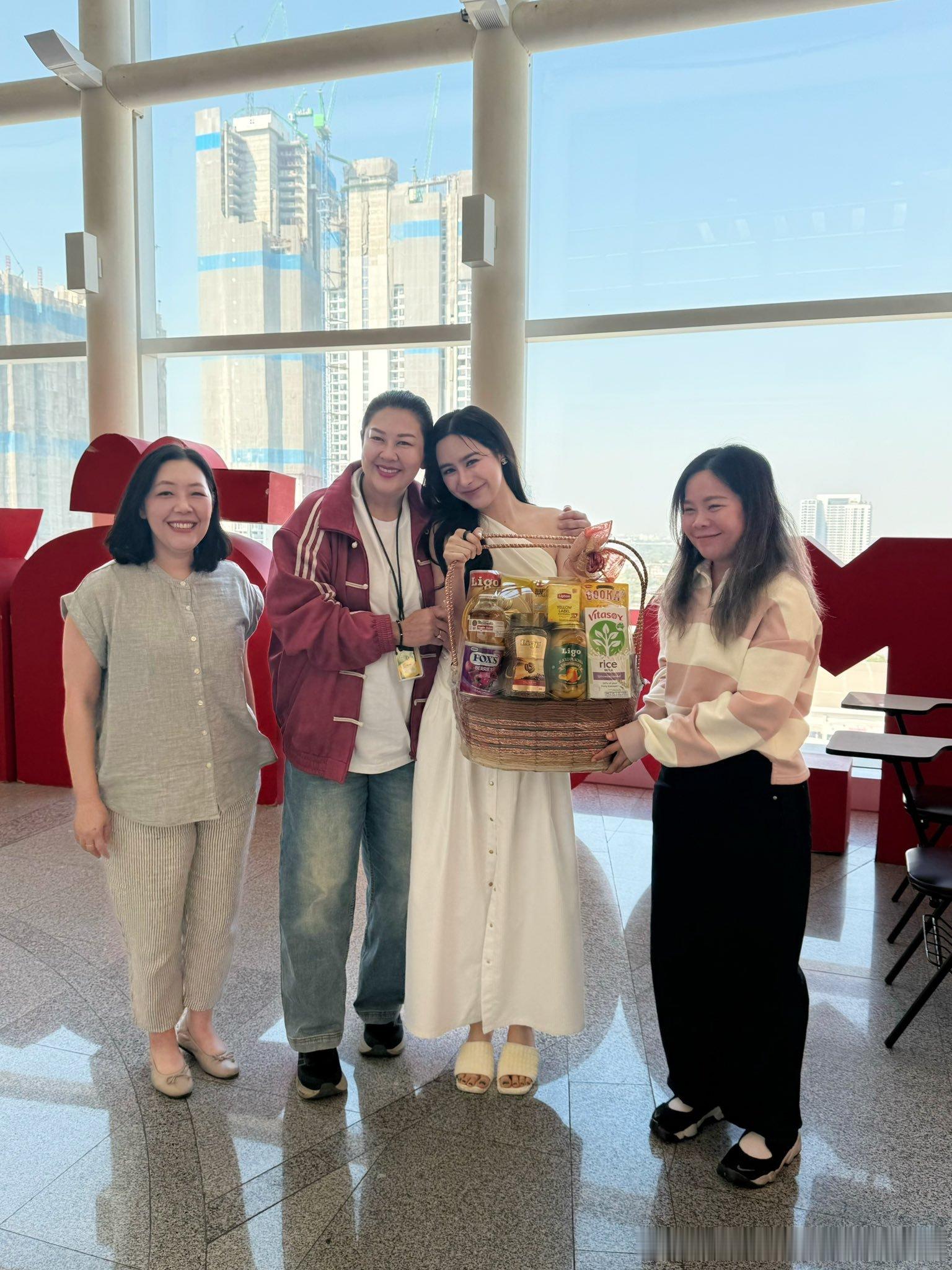 punpreedee 女鹅这几天都在忙着拜年！昨天给品牌方拜完年，在商场偶遇了t